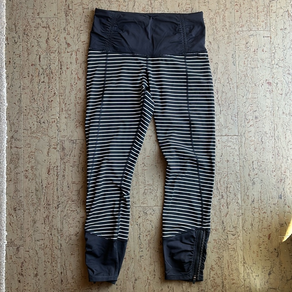 EUC lululemon Runday crop, parallel stripe, 4